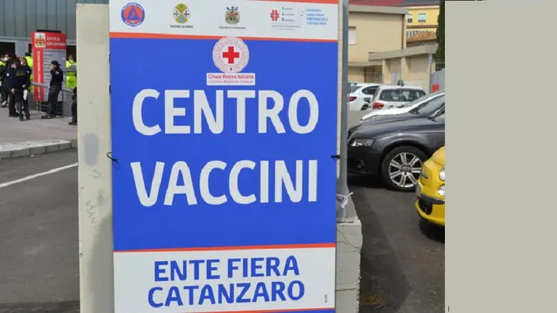 Centro vaccinale Catanzaro , ANSA