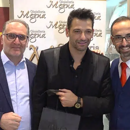 \"In gioielleria? PAGO io\": ecco Pacifico, canta, imita e si diverte - VIDEO