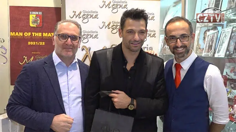 \"In gioielleria? PAGO io\": ecco Pacifico, canta, imita e si diverte - VIDEO