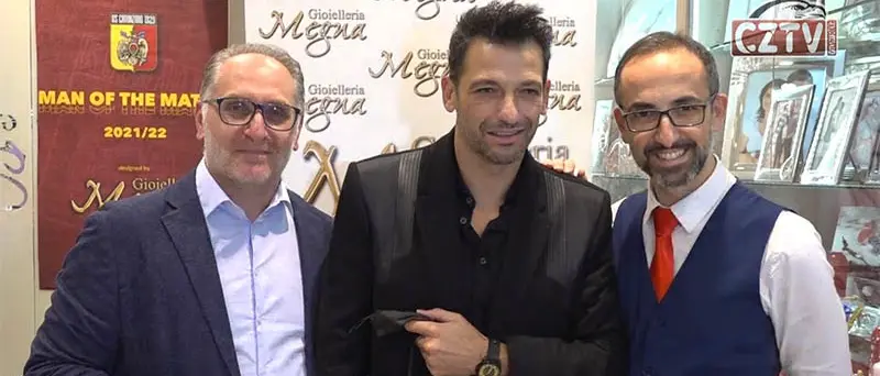 \"In gioielleria? PAGO io\": ecco Pacifico, canta, imita e si diverte - VIDEO