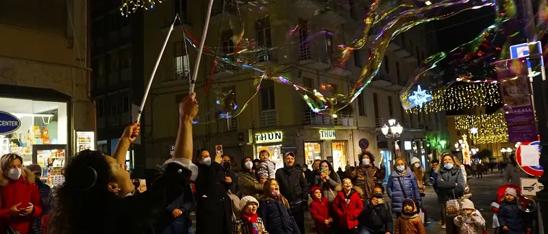 Sarà tre volte Natale: aria fredda, cuori caldi su Corso Mazzini