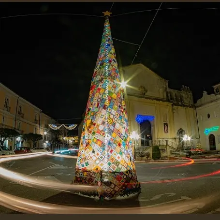 Illuminato l'albero di Natale tutto all'uncinetto realizzato a Girifalco