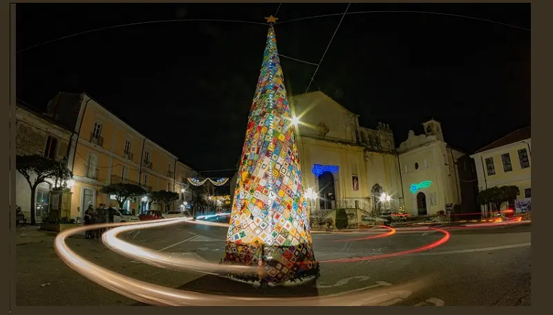 Illuminato l'albero di Natale tutto all'uncinetto realizzato a Girifalco