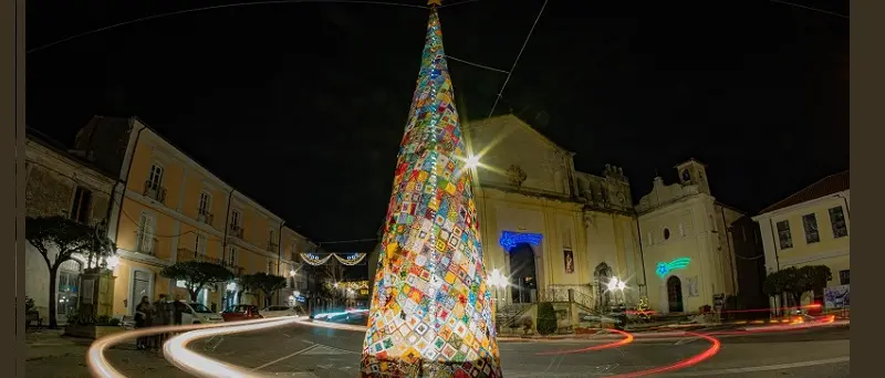 Illuminato l'albero di Natale tutto all'uncinetto realizzato a Girifalco