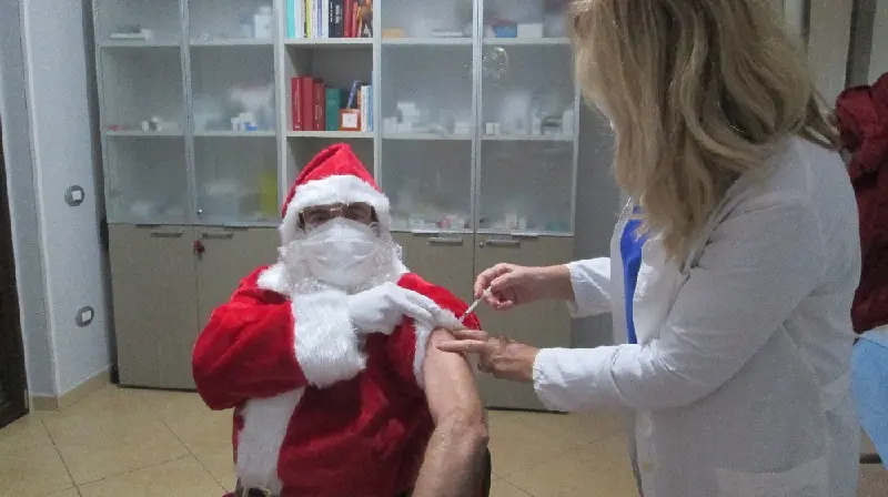 Babbo Natale dal medico per invitare a vaccinarsi