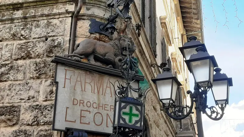 Il 'Leone' della farmacia torna a ruggire su Corso Mazzini