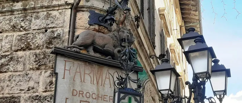 Il 'Leone' della farmacia torna a ruggire su Corso Mazzini