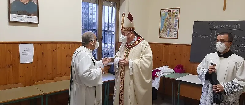 Quartiere Corvo, il corteo d'insediamento per mons. Maniago - VIDEO