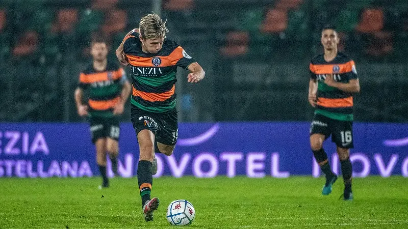 Uesse, dal Venezia in prestito il giovane centrocampista Bjarkason