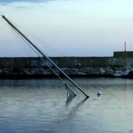 FOTONOTIZIA - Vela affondata del tutto o tirata a secco?