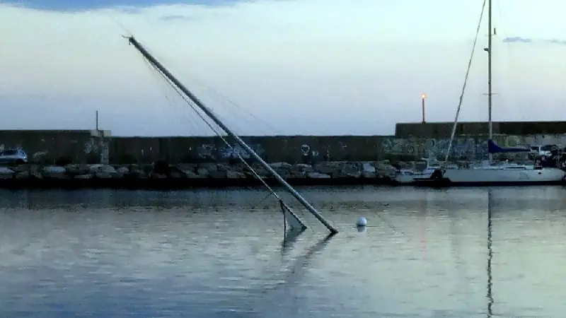 FOTONOTIZIA - Vela affondata del tutto o tirata a secco?