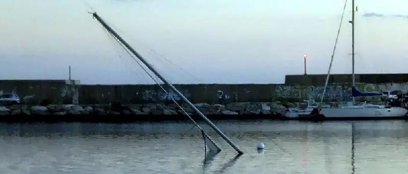 FOTONOTIZIA - Vela affondata del tutto o tirata a secco?