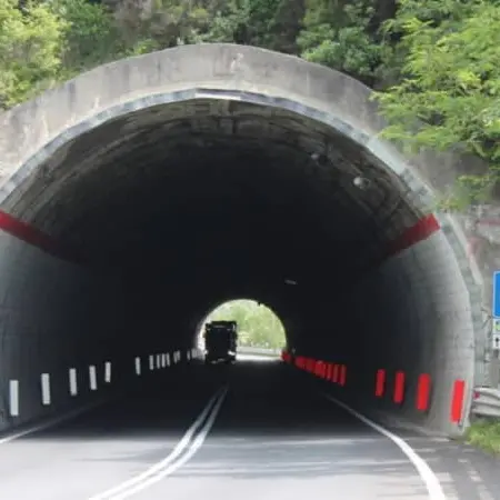 Variante SS 106, tre milioni per illuminare gallerie al buio