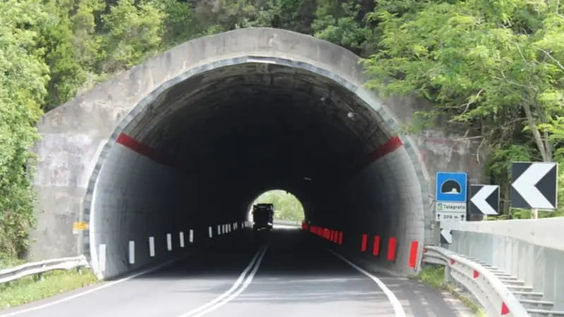 Variante SS 106, tre milioni per illuminare gallerie al buio