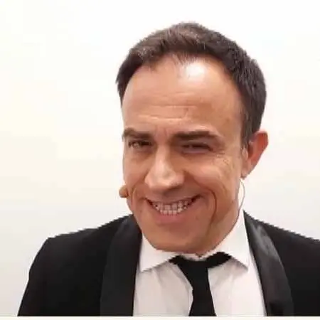 I mille personaggi di Gennaro Calabrese 'riempiono' il Comunale - VIDEO