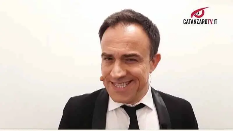 I mille personaggi di Gennaro Calabrese 'riempiono' il Comunale - VIDEO