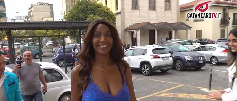 Una 'gatta nera' in gioielleria, la Stephens conquista Catanzaro - VIDEO