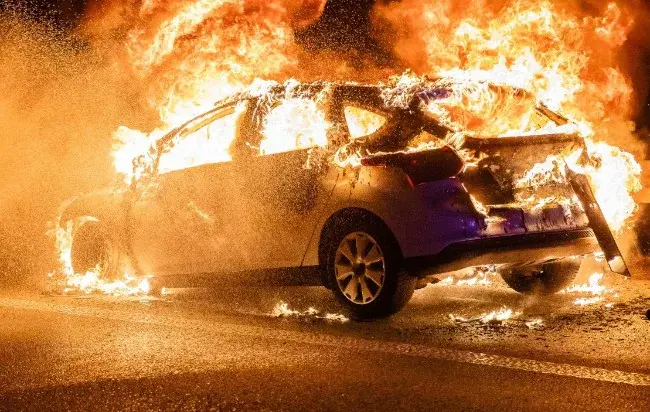Villapiana, auto in fiamme nel centro storico: indagini in corso sui motivi del rogo