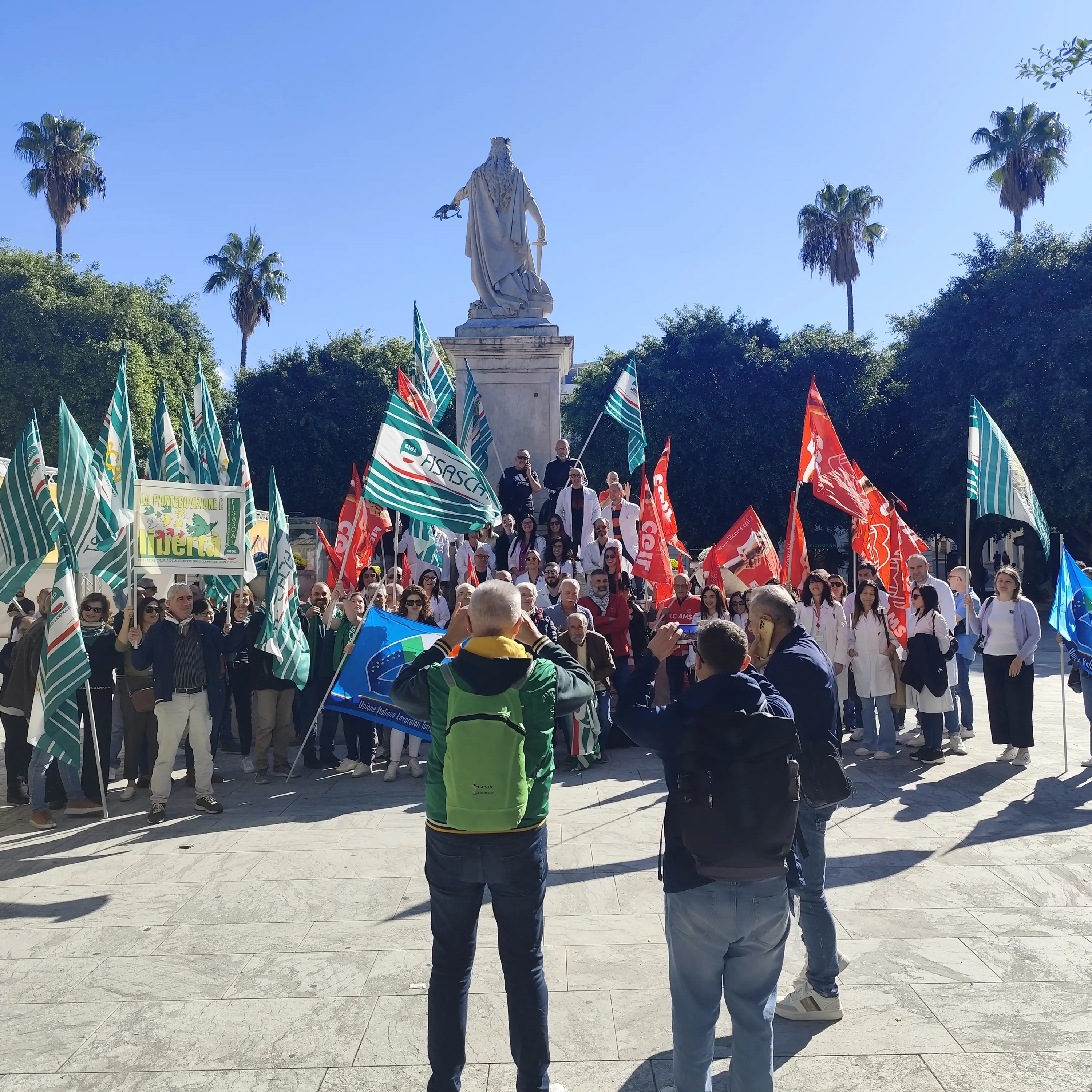 Reggio Calabria, farmacisti in piazza per il rinnovo del contratto: «Vogliono premiarci con quattro spicci»