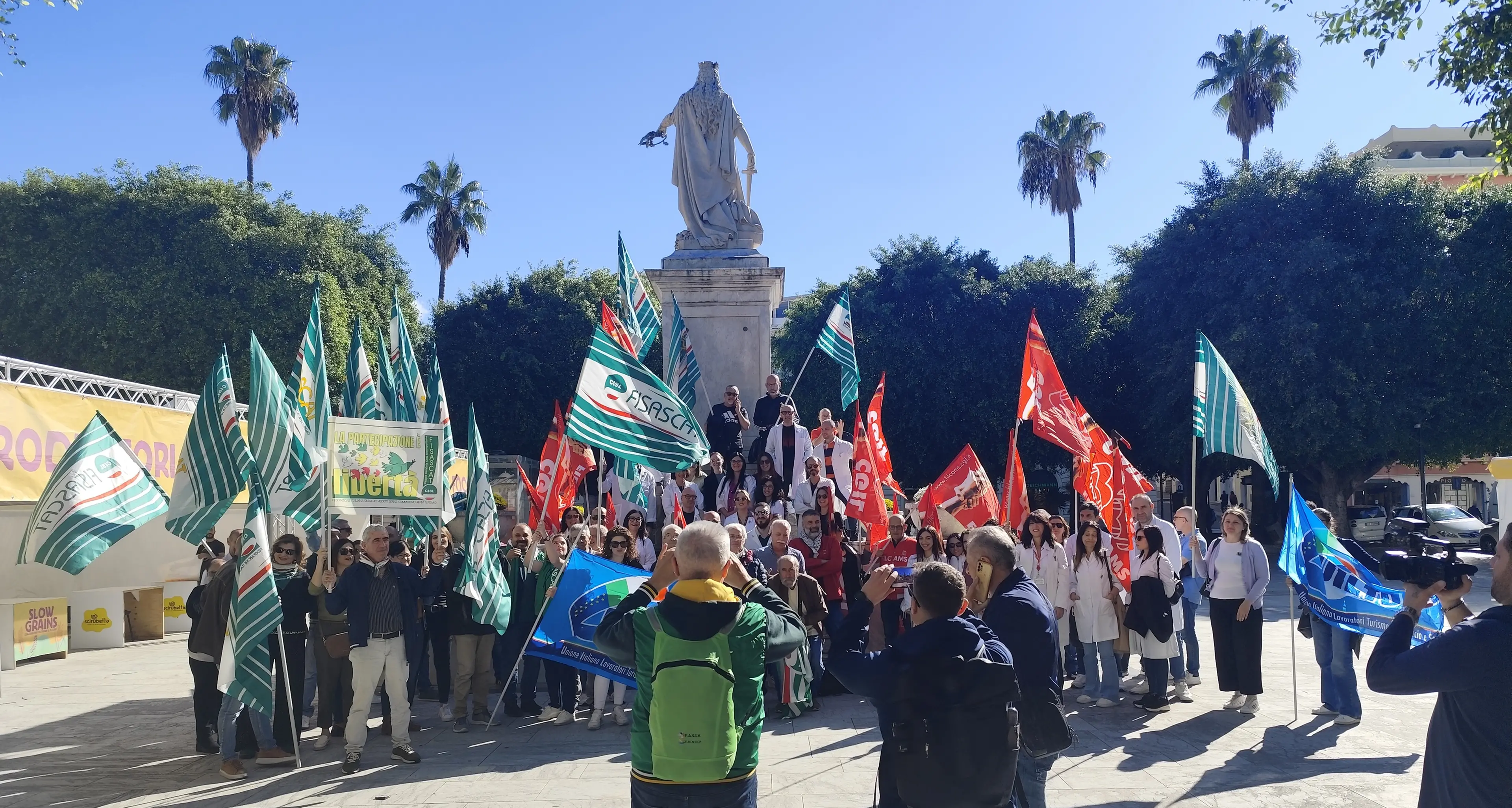 Reggio Calabria, farmacisti in piazza per il rinnovo del contratto: «Vogliono premiarci con quattro spicci»\n