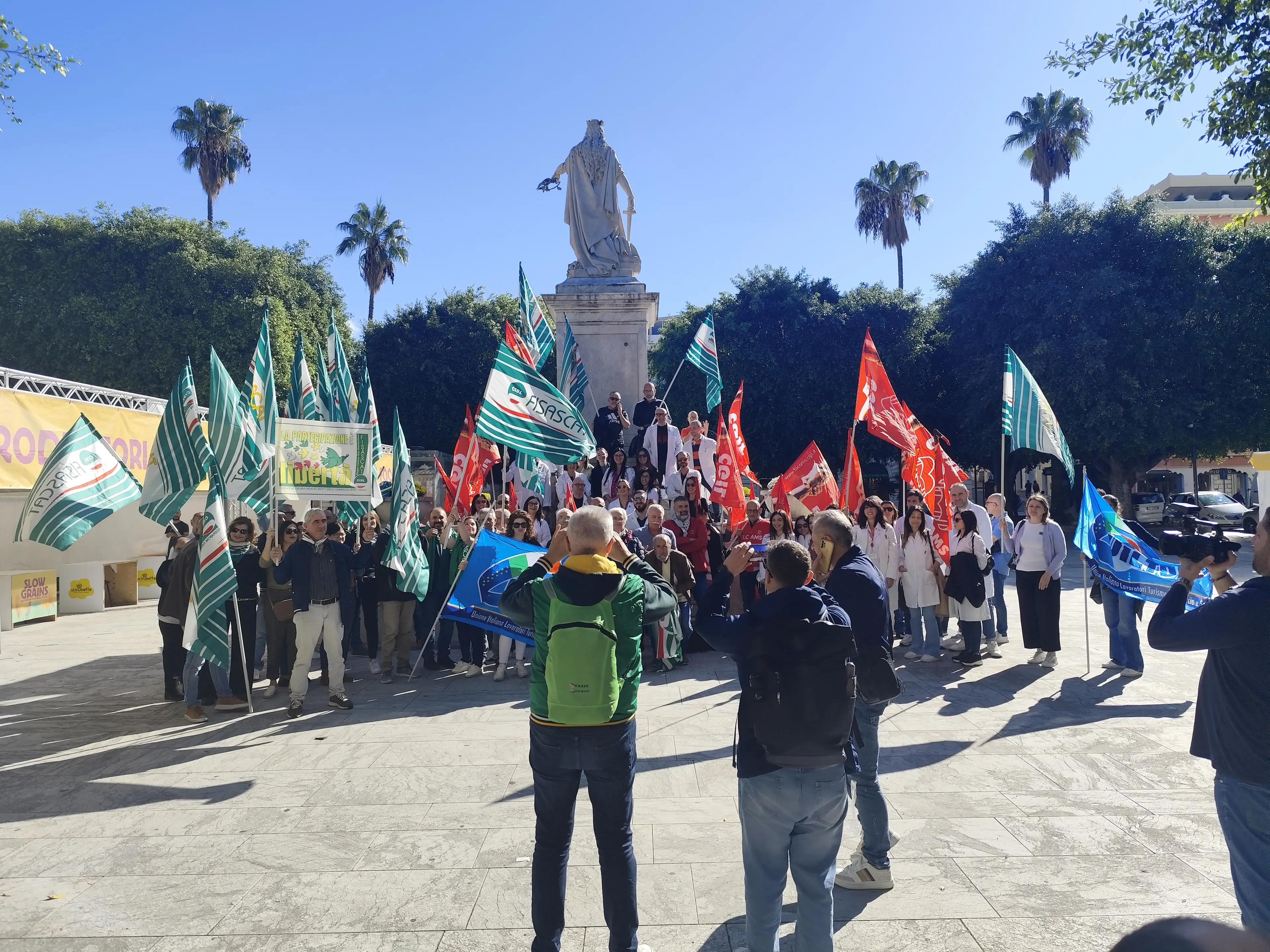 Reggio Calabria, farmacisti in piazza per il rinnovo del contratto: «Vogliono premiarci con quattro spicci»\n