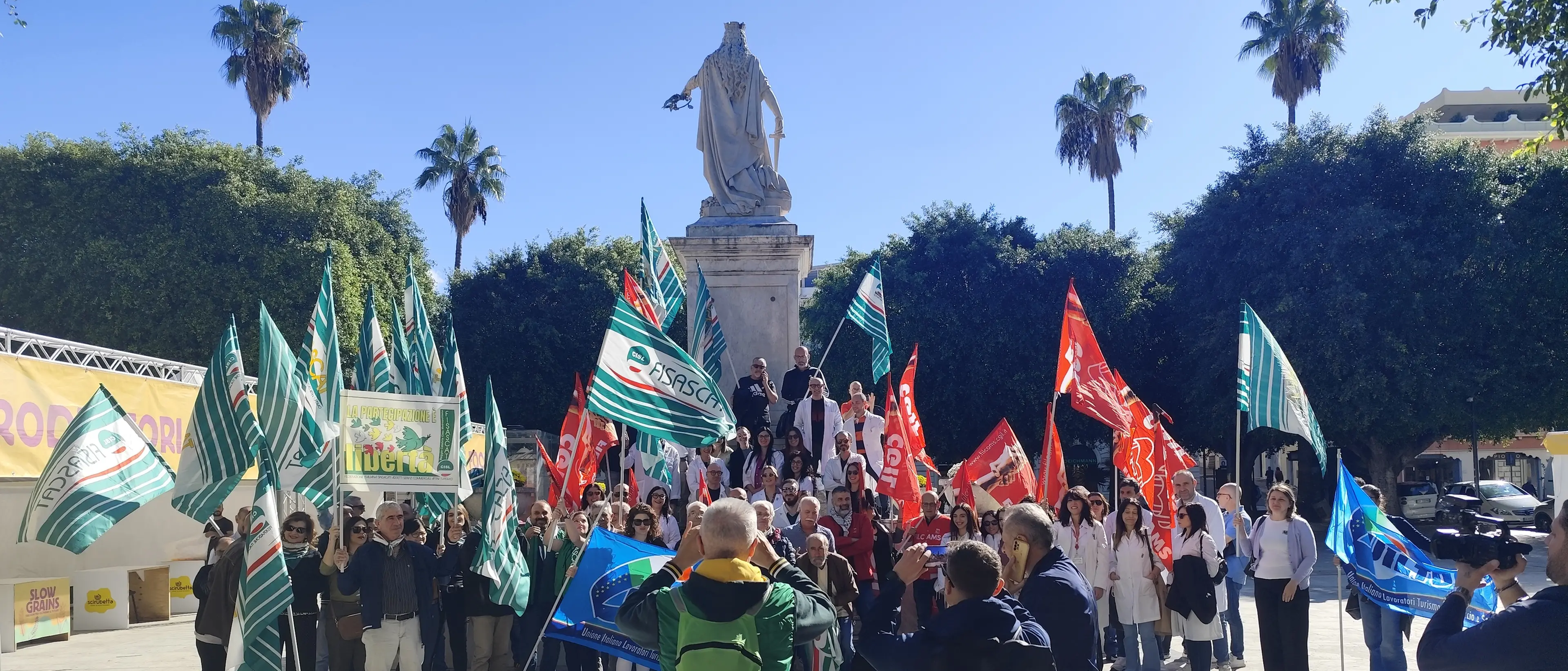Reggio Calabria, farmacisti in piazza per il rinnovo del contratto: «Vogliono premiarci con quattro spicci»\n