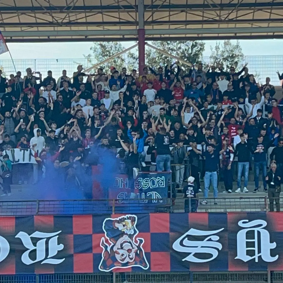 Otto Daspo dopo\u00A0i disordini sugli spalti durante Rossanese-Trebisacce: colpiti\u00A0tifosi rossoblù, 4 hanno obbligo di firma\n