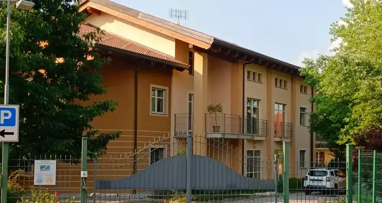 Botte, materassi bagnati e farmaci per stare “tranquilli”\u00A0in un centro disabili a Cuneo. I carabinieri: «Video aberranti»