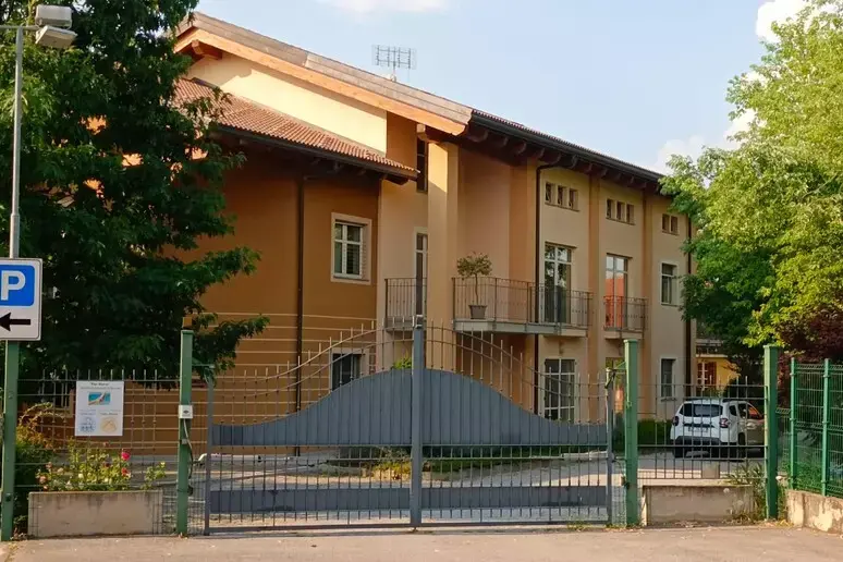 Botte, materassi bagnati e farmaci per stare “tranquilli”\u00A0in un centro disabili a Cuneo. I carabinieri: «Video aberranti»