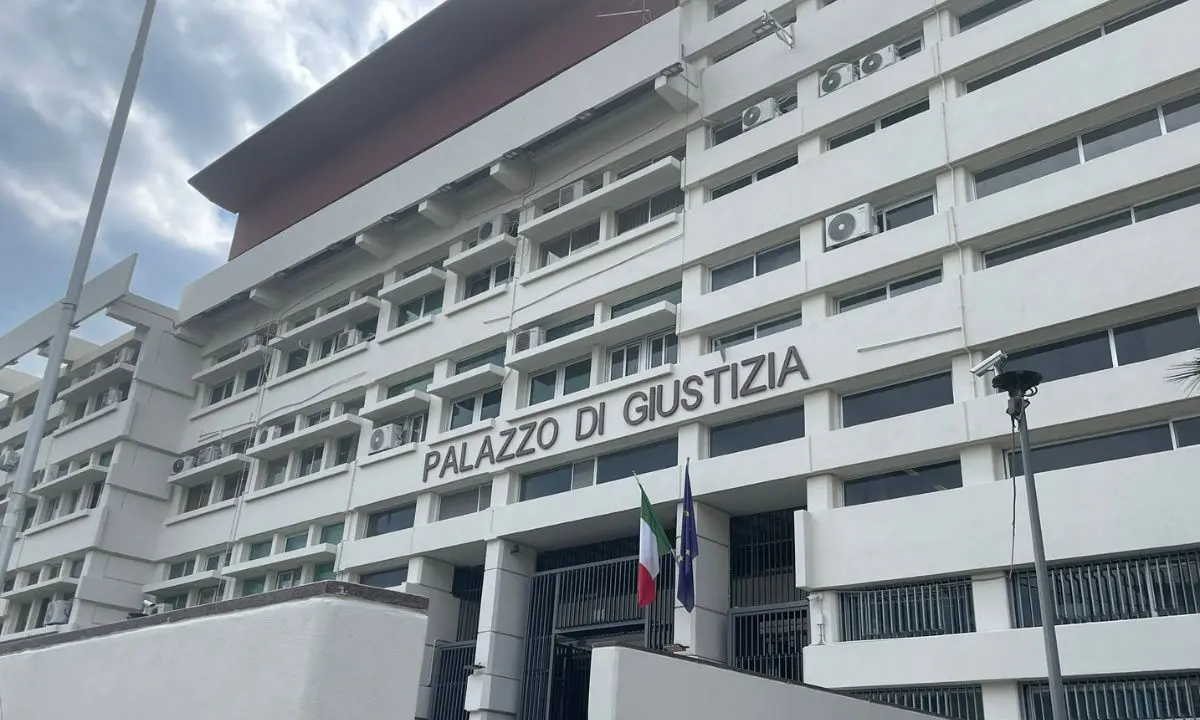 “Morirete carbonizzati”: coppia in cella per il tentato omicidio di due vicini a Rende\n