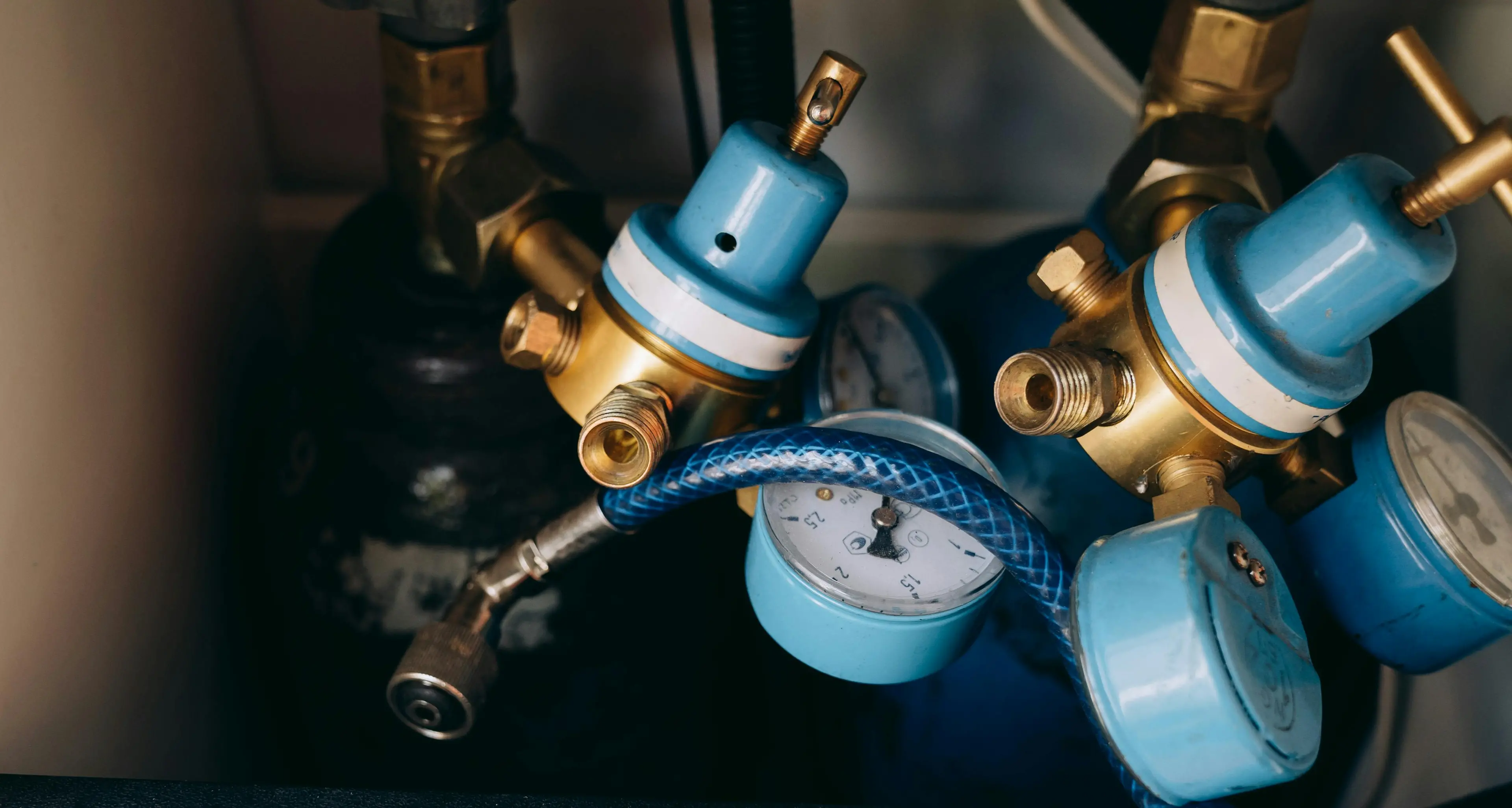 «Stasera morirete carbonizzati»: volevano uccidere i vicini lasciando aperto il gas, due arresti a Rende