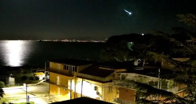 Un bolide illumina i cieli di Cosenza e provincia: tutto il Sud con il naso all'insù | VIDEO
