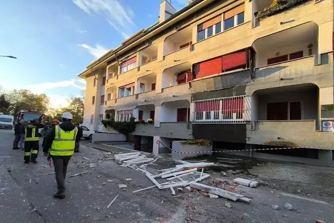 Esplosione in una palazzina nel Torinese. Due feriti: uno grave\n