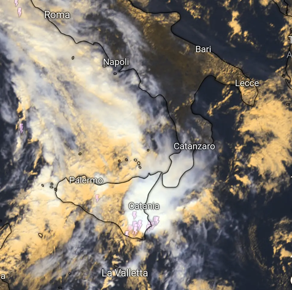 Torna il maltempo in Calabria: nelle prossime ore attesi piogge e temporali anche di forte intensità, ecco dove