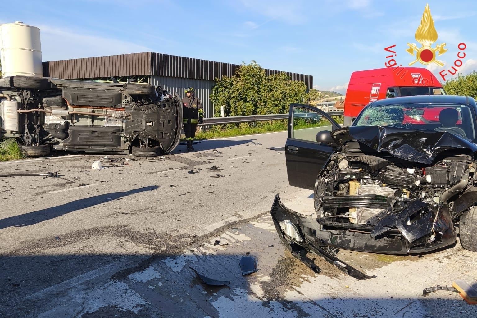 Incidente a Catanzaro: scontro tra due auto su Viale Europa