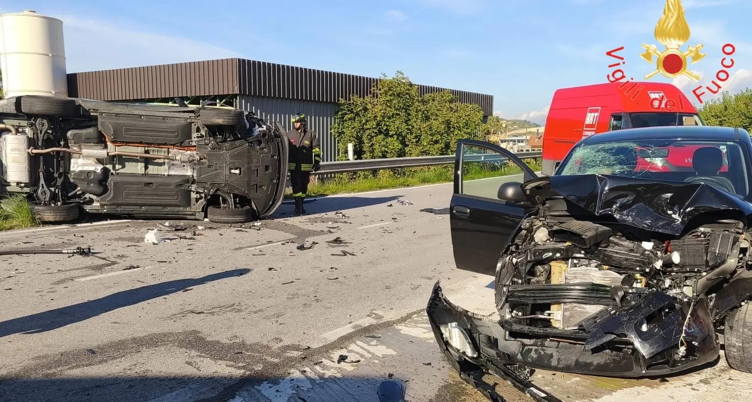 Incidente\u00A0a Catanzaro:\u00A0scontro frontale tra due auto su Viale Europa, una si ribalta. Ferito il conducente dell’altra vettura\u00A0\n