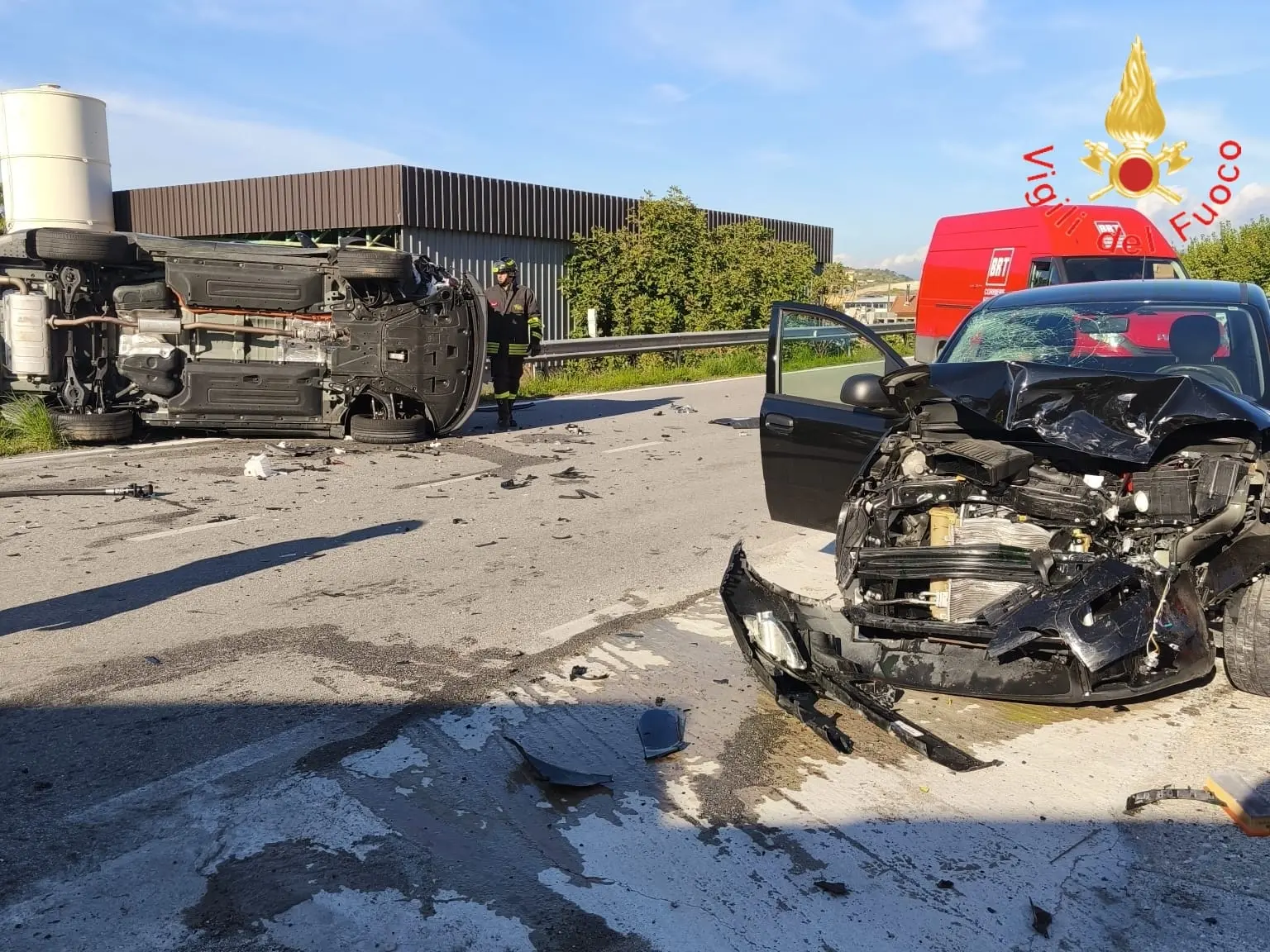 Incidente a Catanzaro: scontro frontale tra due auto su Viale Europa, una si ribalta. Ferito il conducente dell’altra vettura