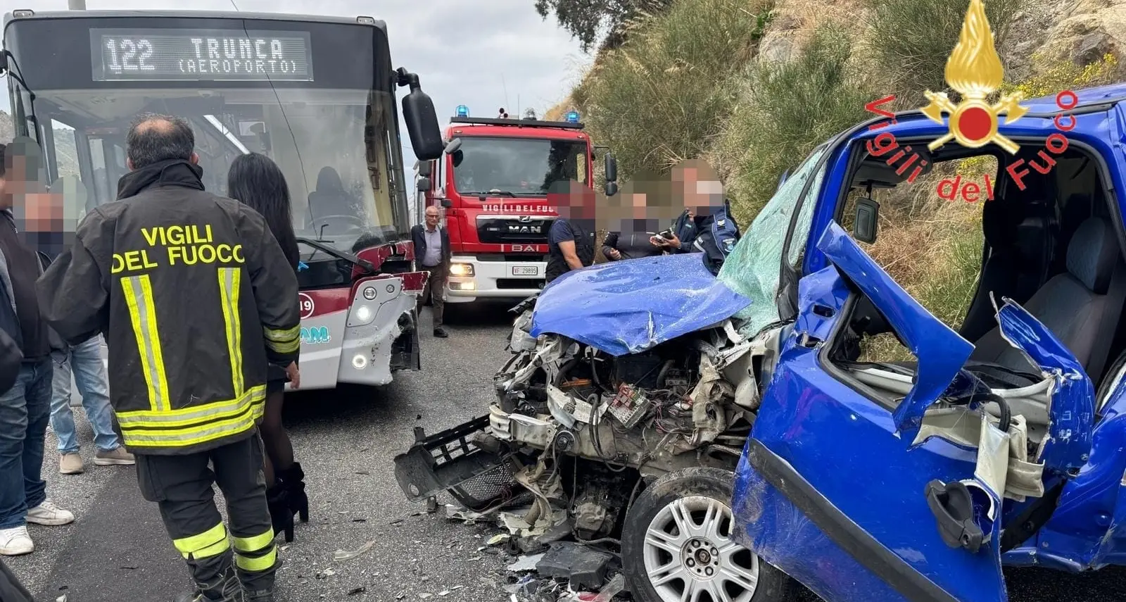Incidente\u00A0a Reggio Calabria,\u00A0impatto tra autobus\u00A0e furgone:\u00A0un ferito\u00A0trasportato d’urgenza in ospedale\n