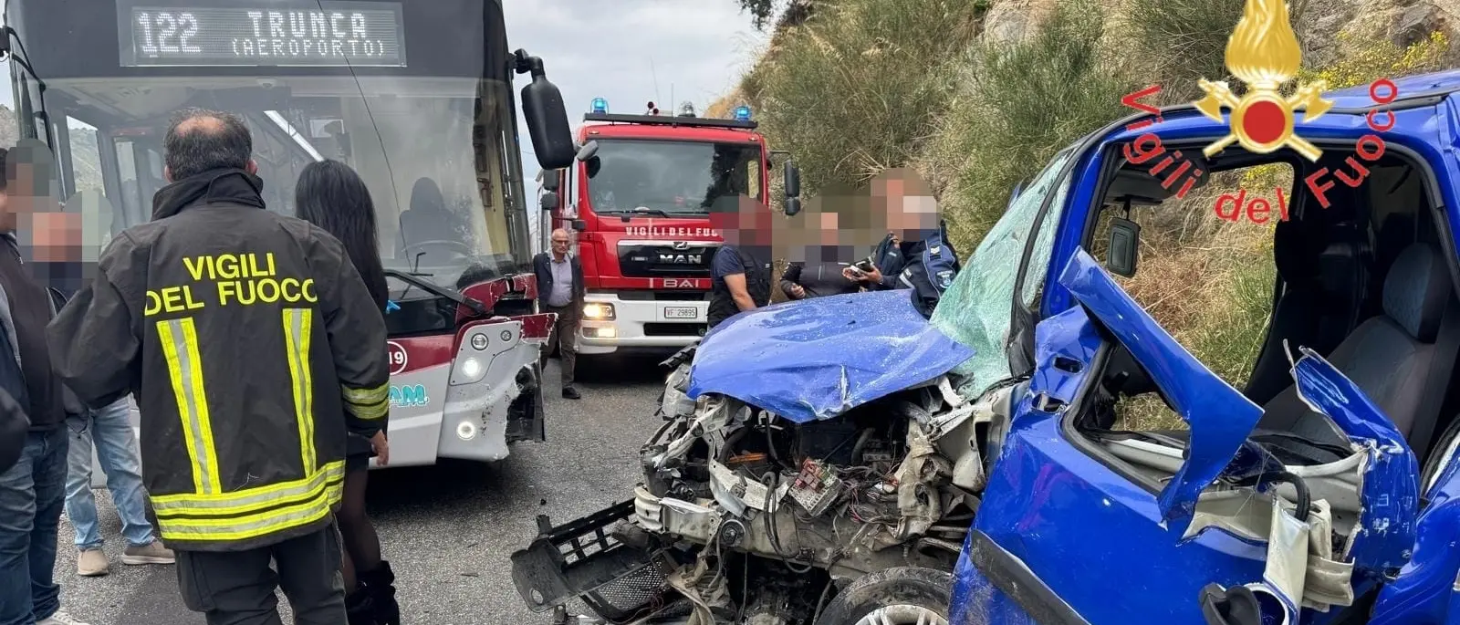 Incidente\u00A0a Reggio Calabria,\u00A0impatto tra autobus\u00A0e furgone:\u00A0un ferito\u00A0trasportato d’urgenza in ospedale\n