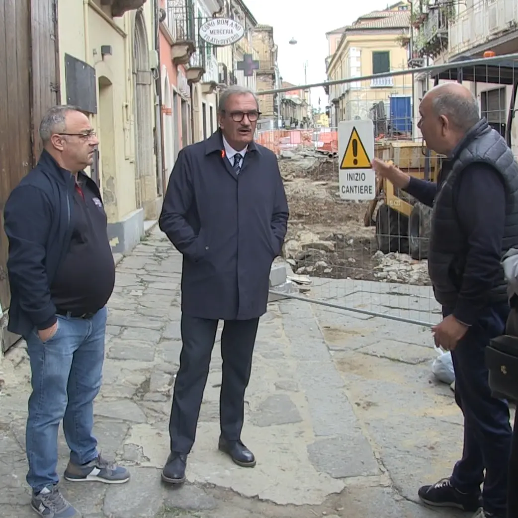 Via Luigi Razza off\u00A0limits, il sindaco di Vibo affronta i commercianti infuriati: «Se rompiamo con la ditta\u00A0è peggio»\n