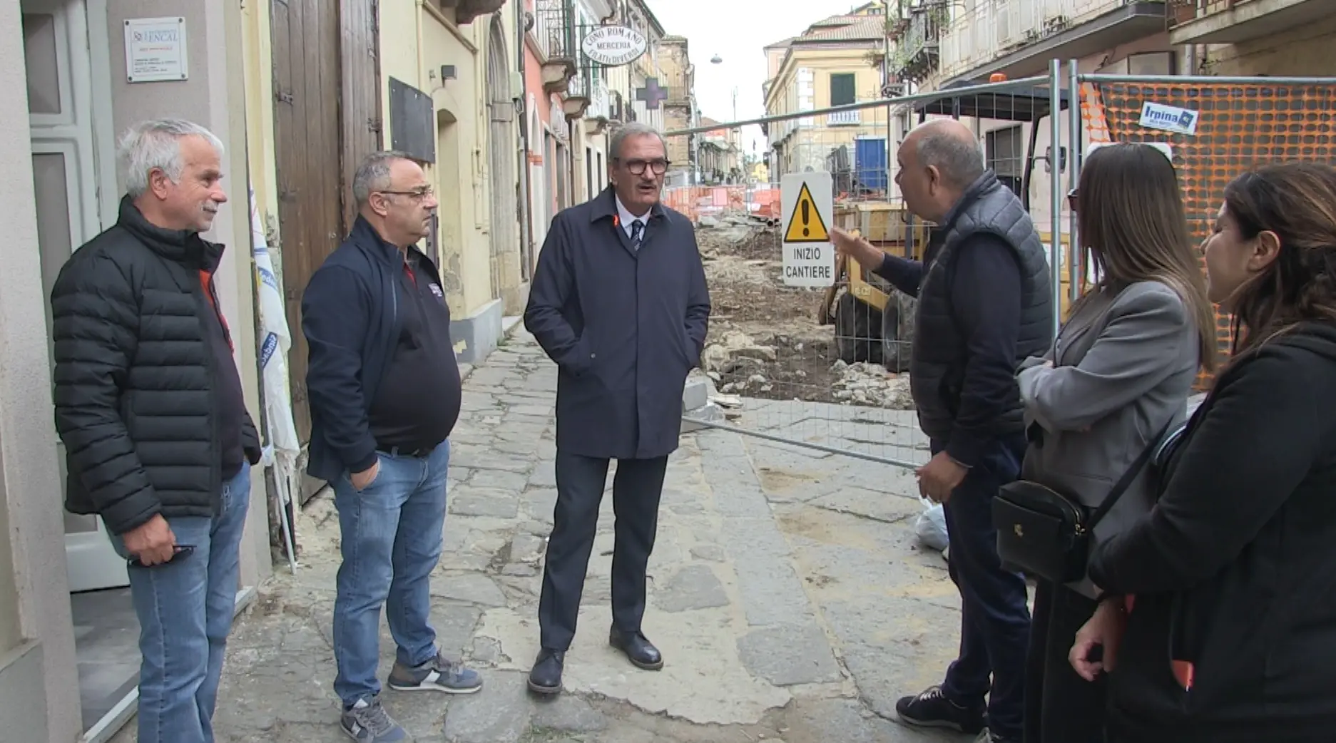 Via Luigi Razza off\u00A0limits, il sindaco di Vibo affronta i commercianti infuriati: «Se rompiamo con la ditta\u00A0è peggio»\n