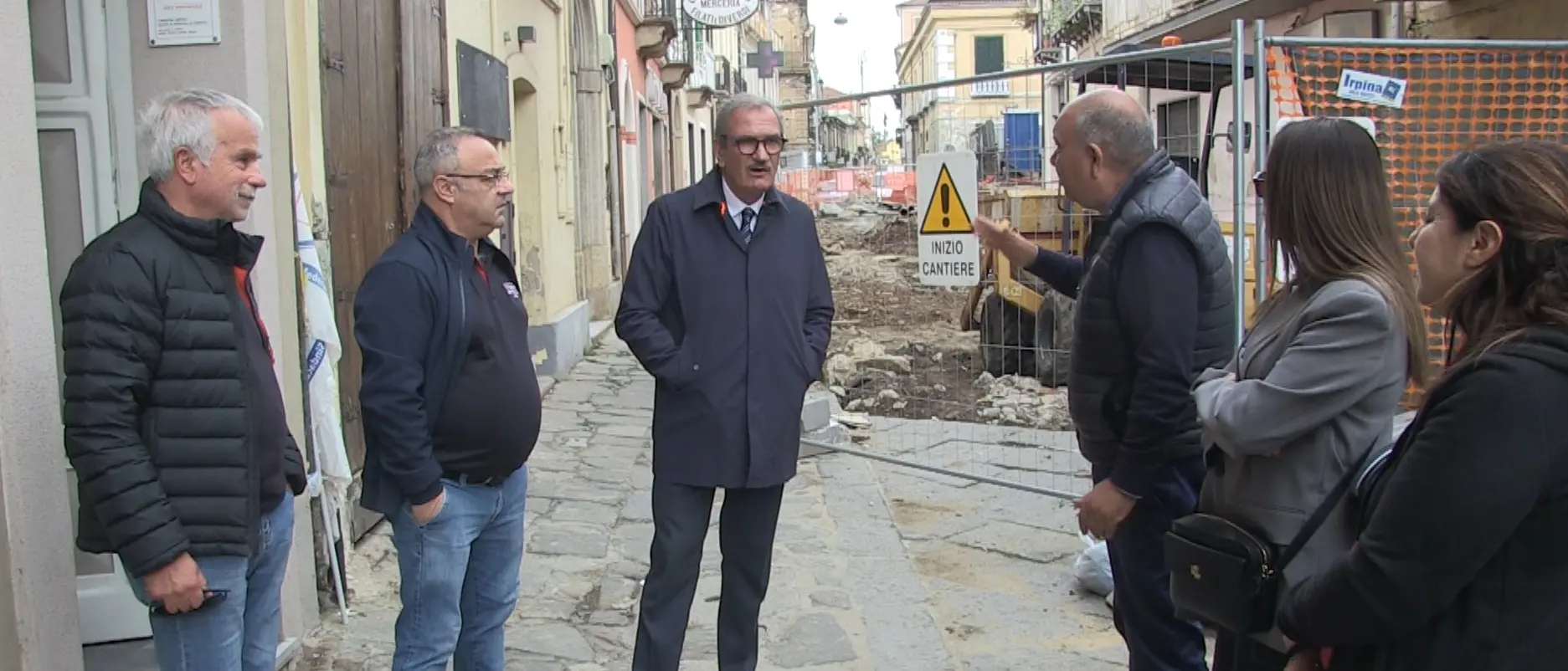 Via Luigi Razza off\u00A0limits, il sindaco di Vibo affronta i commercianti infuriati: «Se rompiamo con la ditta\u00A0è peggio»\n