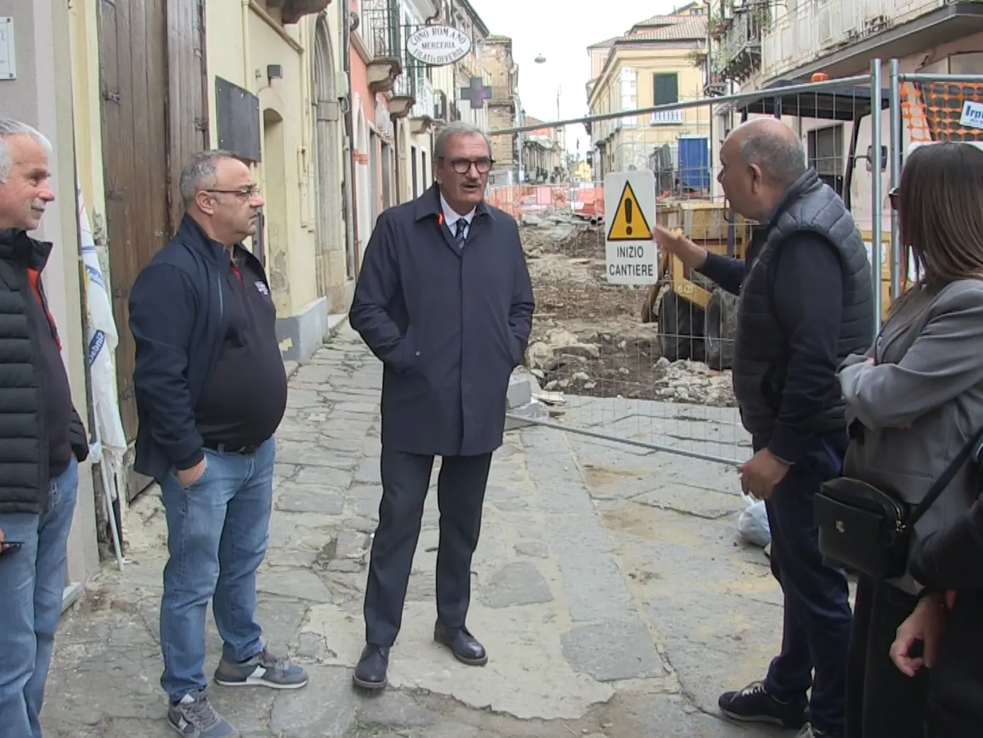 Via Luigi Razza off limits, il sindaco di Vibo affronta i commercianti infuriati: «Se rompiamo con la ditta è peggio»