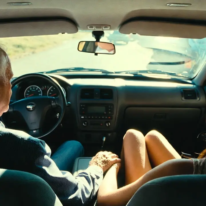 Ottantenne tradisce la moglie con una ragazza ventenne, scandalo in città