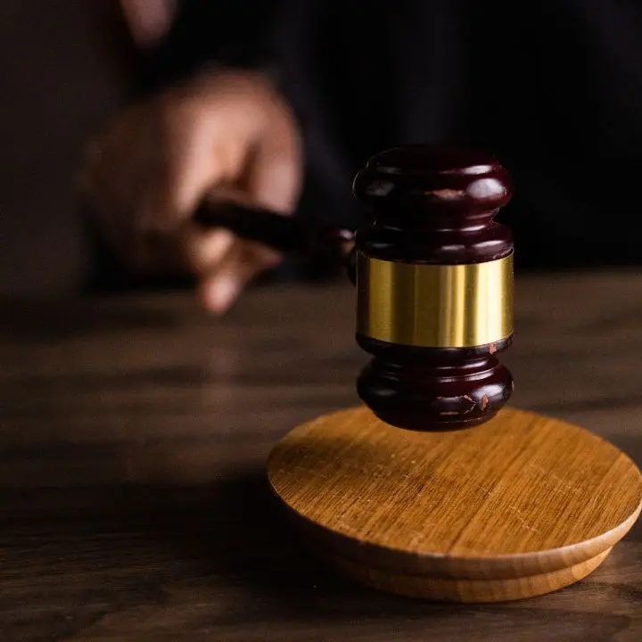 Accusato di maltrattamenti in famiglia: assolto dopo quattro anni di processo\n