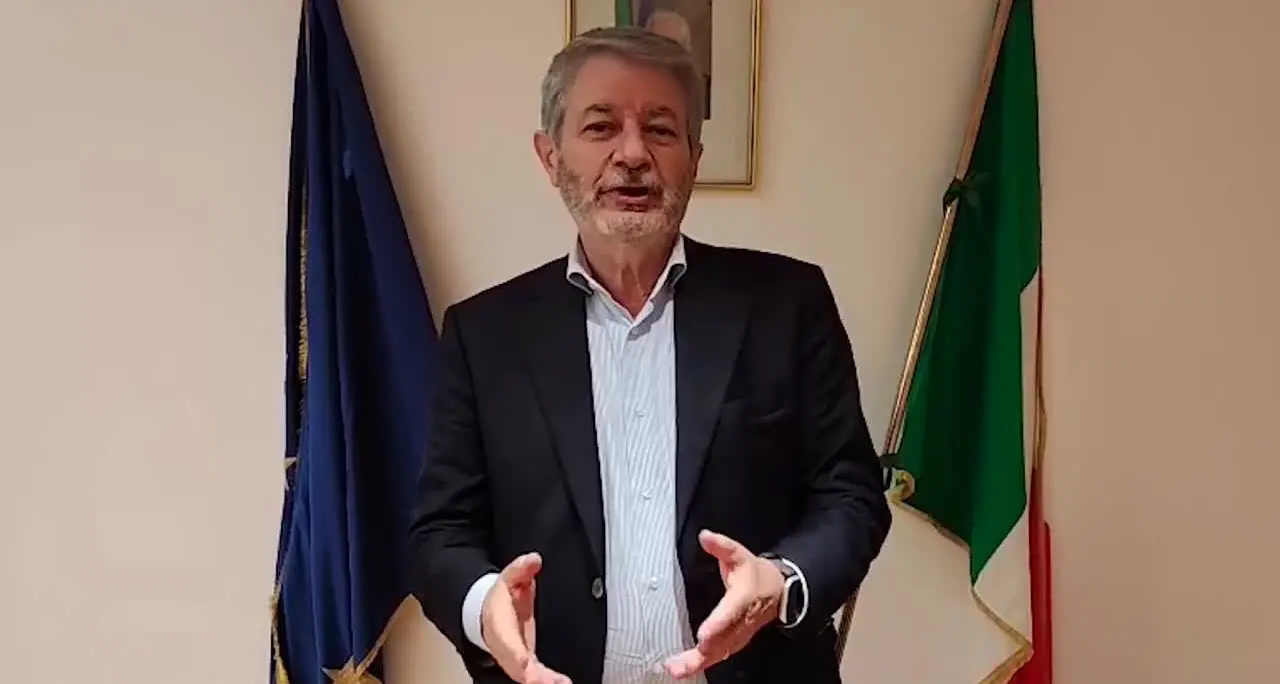 Quando Ghiglia avvisò Meloni sul Green Pass: “Bravo, ora esco”. L’inchiesta di Report agita il Garante della privacy