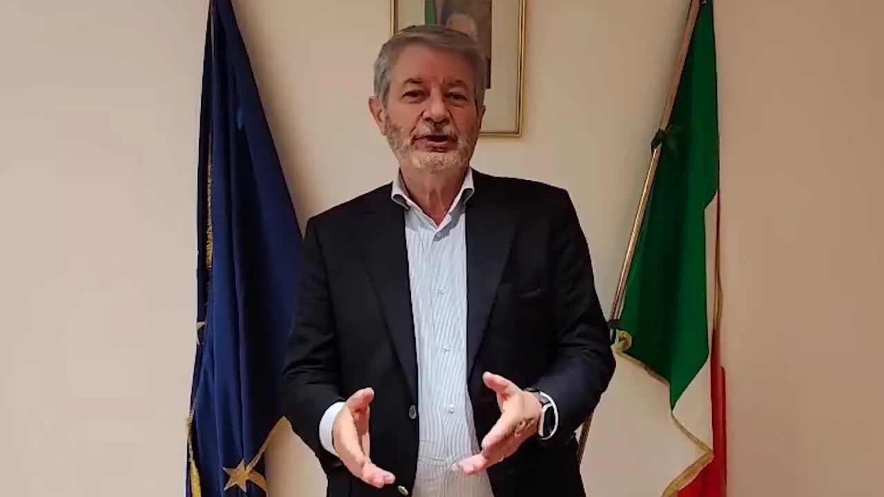 Quando Ghiglia avvisò Meloni sul Green Pass: “Bravo, ora esco”. L’inchiesta di Report agita il Garante della privacy