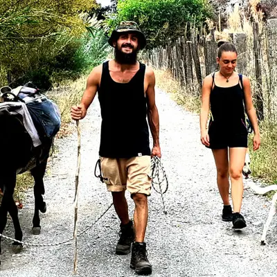 “Viaggiolento” nel Pollino: il cantastorie e la sua inseparabile asina che insegnano la lentezza tra arte e natura\n