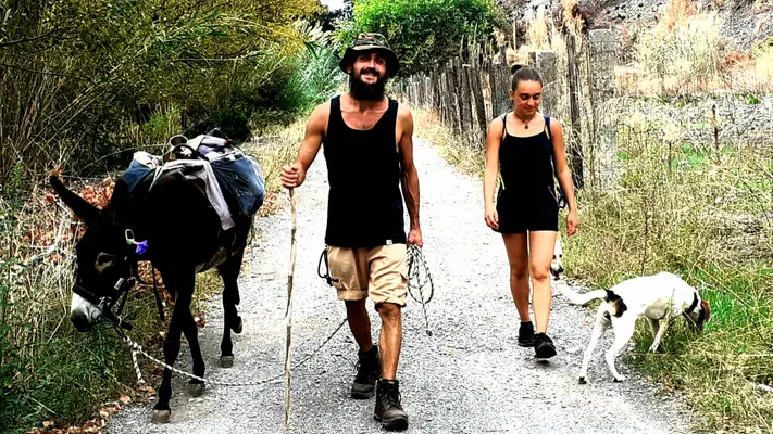 “Viaggiolento” nel Pollino: il cantastorie e la sua inseparabile asina che insegnano la lentezza tra arte e natura