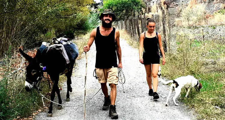 “Viaggiolento” nel Pollino: il cantastorie e la sua inseparabile asina che insegnano la lentezza tra arte e natura\n